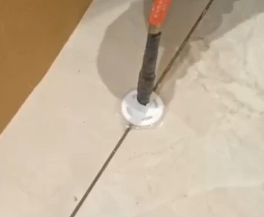 宁都瓷砖空鼓维修公司专业解答瓷砖在铺贴过程中，如果没有涂抹均匀到位的粘结材料（如水泥砂浆或瓷砖胶），可能会导致以下问题