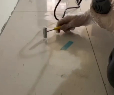 宁都瓷砖开裂维修公司专业分享瓷砖在铺贴前如果没有沥干水分，将会导致以下问题